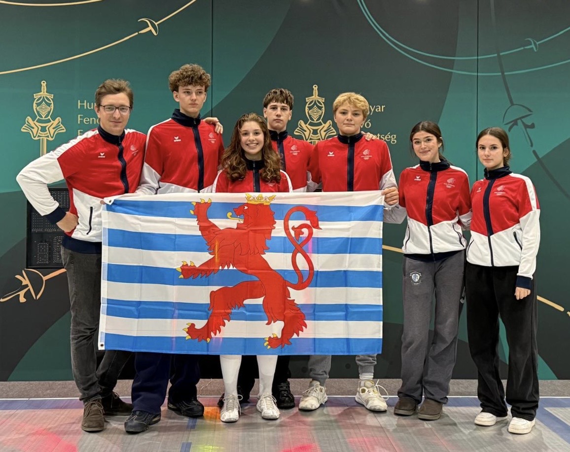 La squadra del Lussemburgo con la bandiera nazionale alla tappa di Budapest del circuito europeo Cadetti; al centro Anastasia Cosmidis